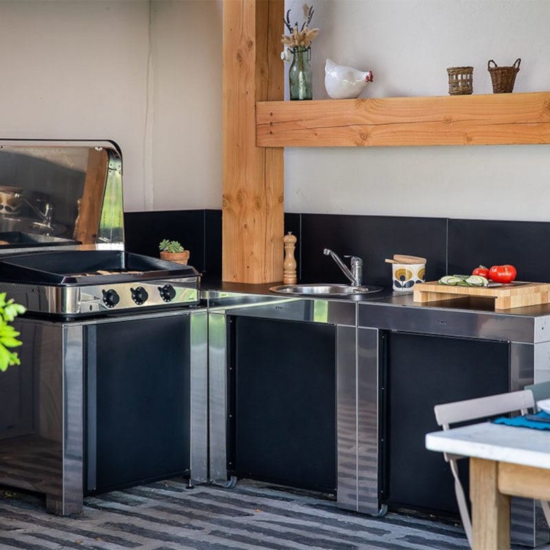 ENO – Juxtaposition des modulos plancha et plan de travail au modulo évier noir et inox ENO : la garantie d’une cuisine d’été élégante et durable